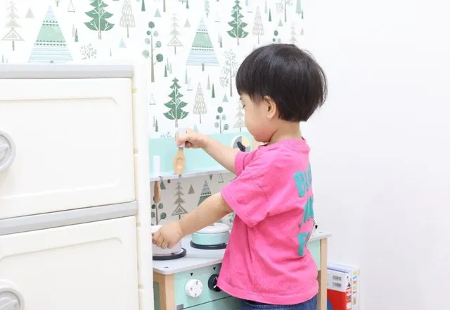 おままごとキッチンで遊ぶお子さま